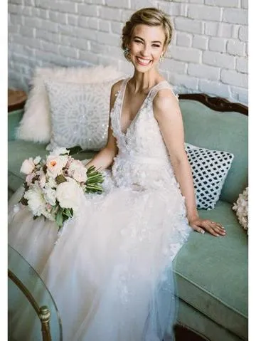 Anneprom Simple Lace Applique A Line V Neck Tulle Beach Wedding Dress APW0123