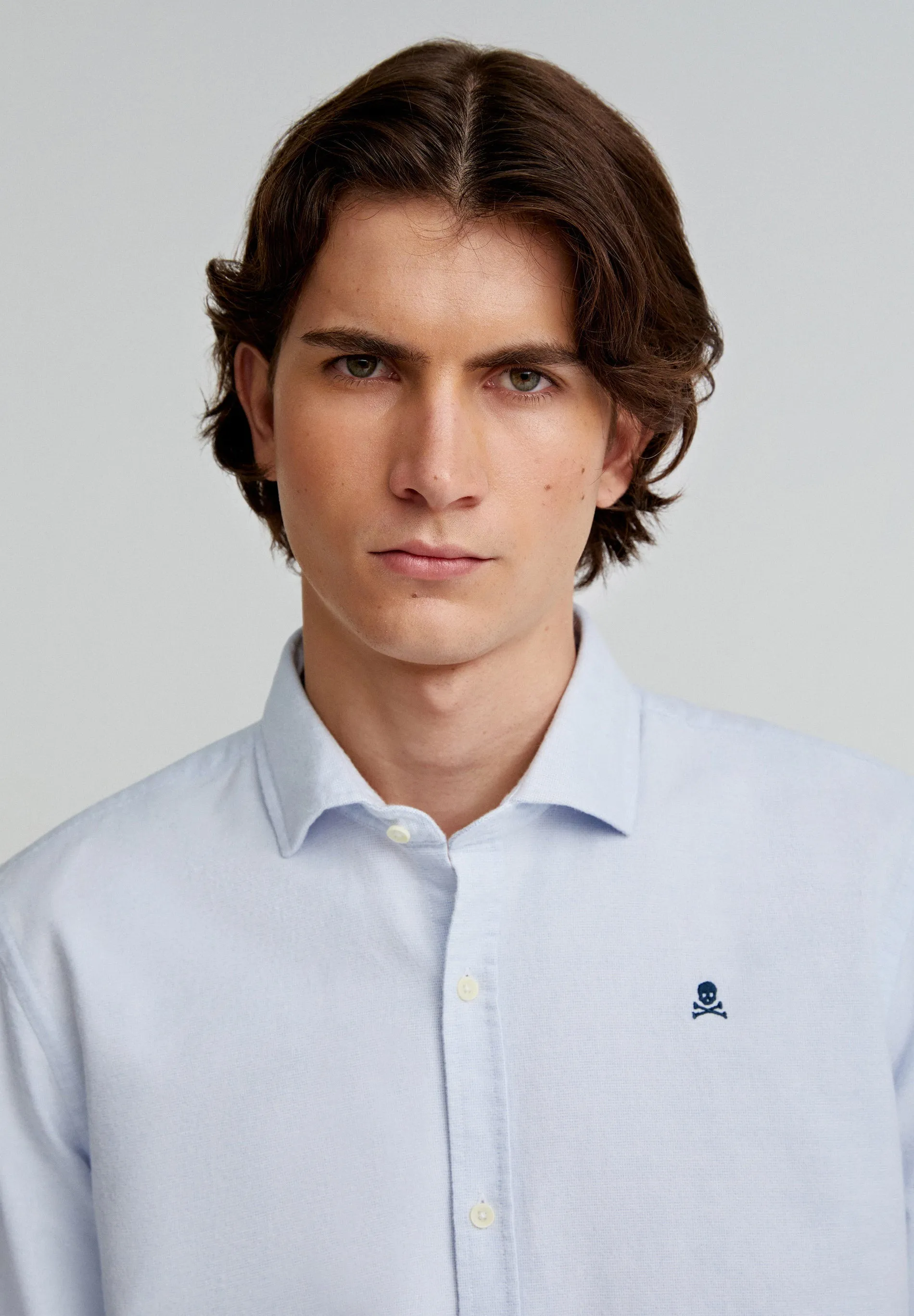 CAMISA OXFORD COM SKULL A CONTRASTAR