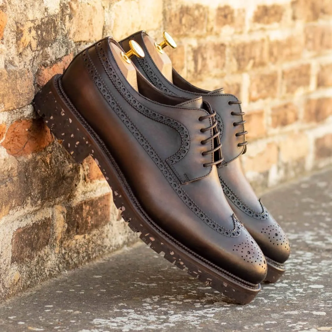 Derbie Brogue fleuri en cuir marron foncé - Semelles Commando Recyclées