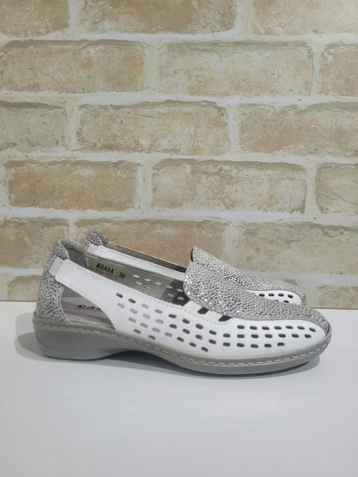Moana White/Taupe by Cassini