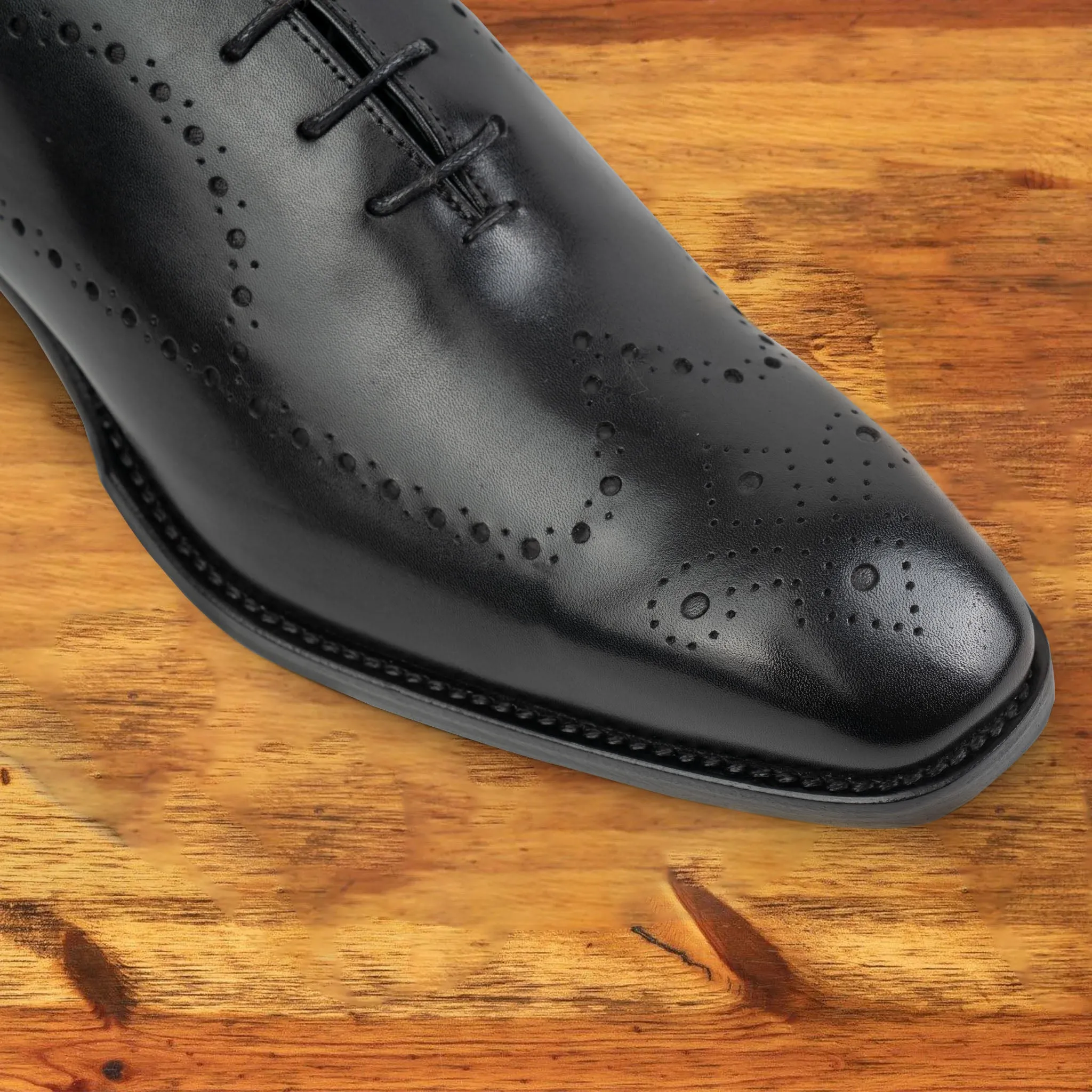 Q975 Calzoleria Toscana Perforated Wholecut Dress Shoe
