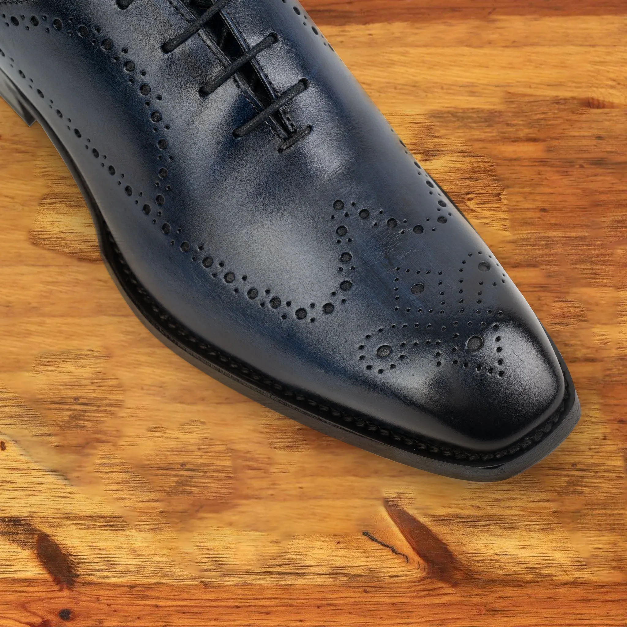 Q975 Calzoleria Toscana Perforated Wholecut Dress Shoe